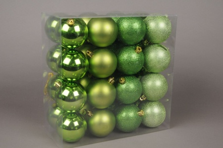 Boîte de 32 boules en plastique vert anis D8cm