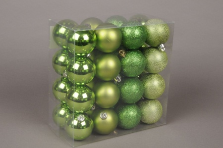 Boîte de 32 boules plastique vert anis D6cm