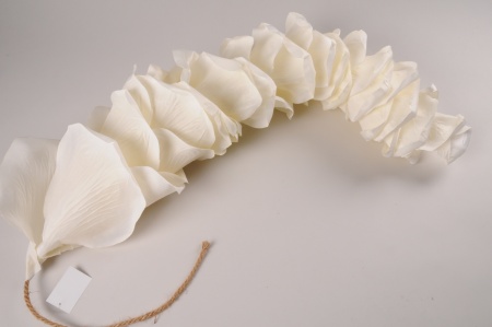 Guirlande de pétales de roses blanches D30cm H100cm